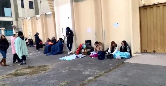 Fanáticas acamparon y pasaron una noche helada en la puerta del&nbsp;Delmi