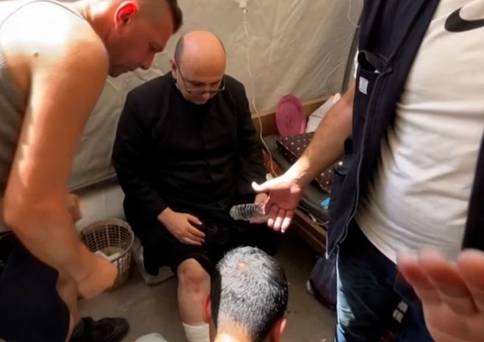 Un cura argentino fue herido tras un bombardeo de Israel a Gaza a la única iglesia&nbsp;católica