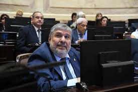 El jefe del bloque K en el Senado llamó a los gobernadores a resistir los vetos que prepara&nbsp;Milei