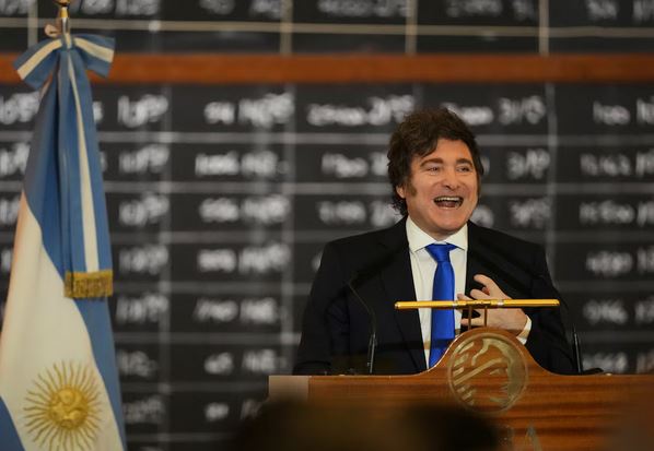 Nuevo guiño del Gobierno a los inversores: veto y compromiso de superávit&nbsp;fiscal