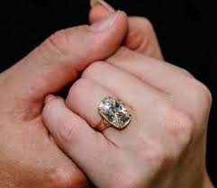 Cuánto cuesta el anillo que Taylor Swift mostró tras comprometerse con Travis&nbsp;Kelce