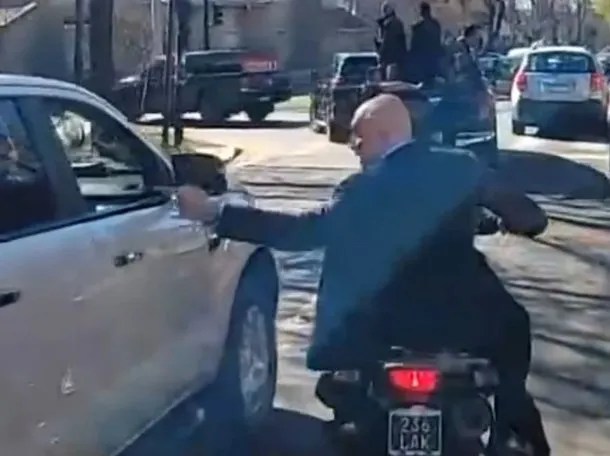 La millonaria multa que podría enfrentar José Luis Espert por escapar en moto sin ponerse&nbsp;casco