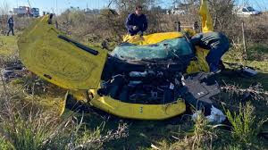 Impactante choque: una Ferrari amarilla se despistó y terminó abandonada en un campo de&nbsp;Guernica