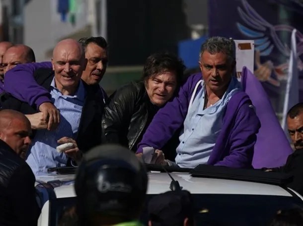 Atacaron la caravana de Javier Milei en Lomas de Zamora: piedrazos, insultos y dos&nbsp;detenidos