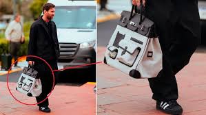 Leo Messi llegó a la Argentina con un look total black y un bolso de lujo: cuánto&nbsp;cuesta