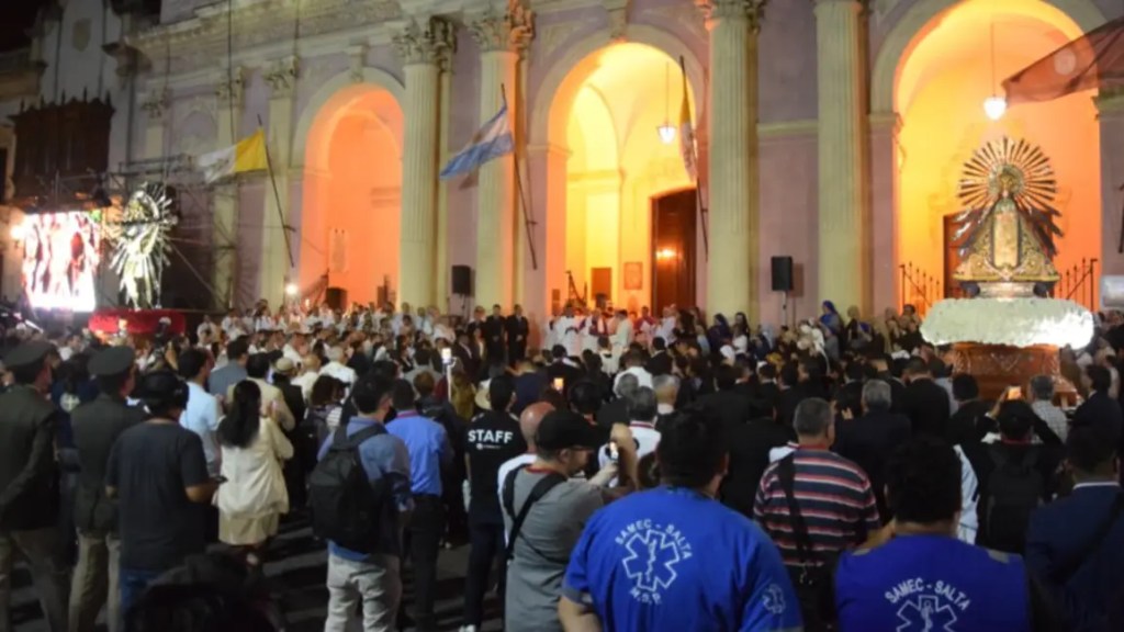 Milagro en Salta: pañuelos, sirenas y lágrimas en una procesión que desbordó emoción con el Señor y la Virgen del Milagro