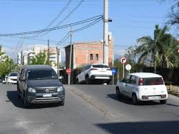 Cambiaron el sentido de la calle Arenales pero no quitaron la cartelería