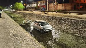 Borracho perdió el control de su auto y cayó dentro del canal de Av. Constitución