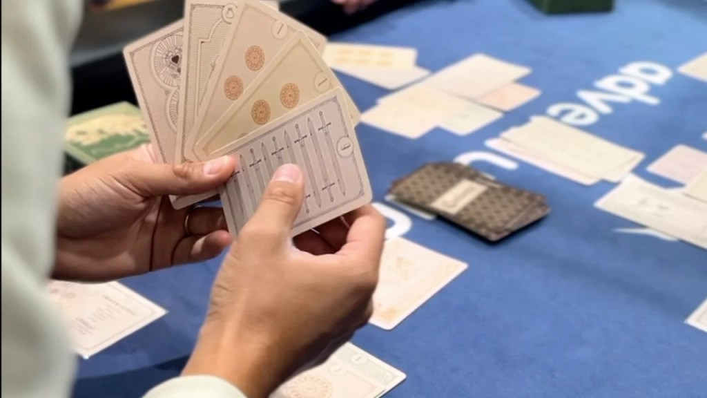 Es argentino y creó un adictivo juego de cartas para librar la «guerra» contra las&nbsp;pantallas