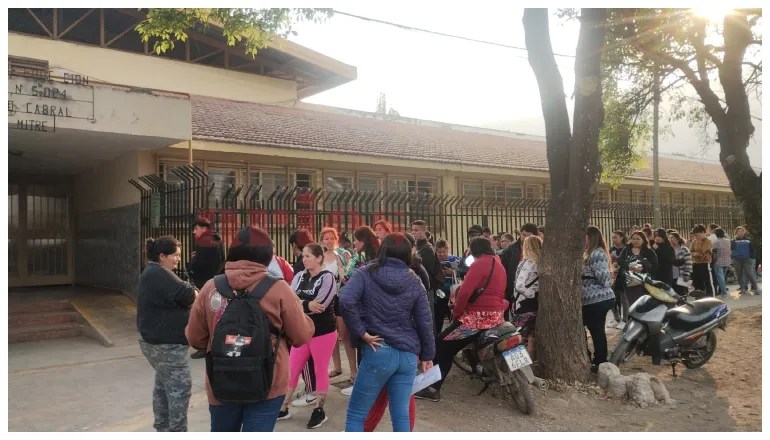 Largas filas en las escuelas: prueba piloto fracasó porque “cuesta que los padres confíen en la inscripción digital”