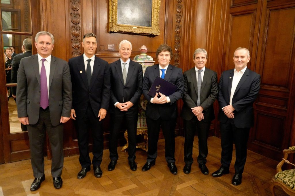 En medio de las negociaciones por un préstamo privado, Javier Milei se reunió con el CEO del JP&nbsp;Morgan