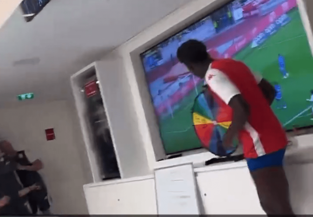 Las multas del Monaco: llegó tarde y tuvo que pagarle un Iphone a todo el&nbsp;plantel