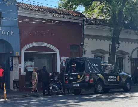 Le ganó la ansiedad: Robó dinero de una camioneta y se puso a contarlo en plena calle Belgrano