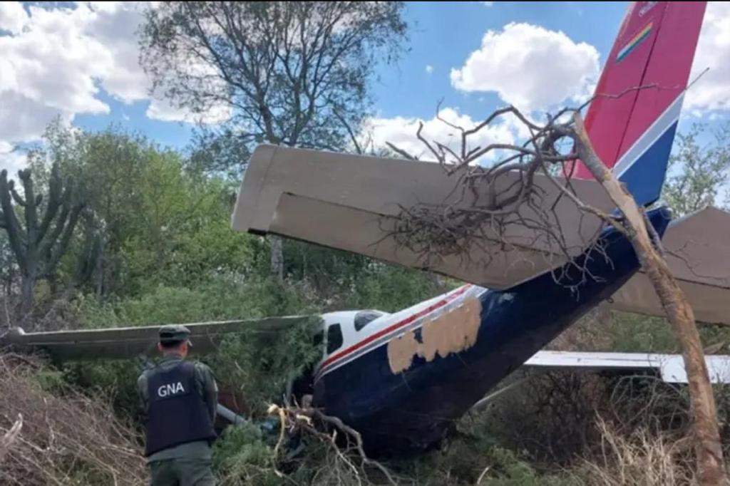 Avioneta narco: Los pilotos quisieron huir en colectivo, los detuvieron en la terminal
