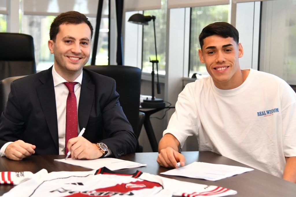 Santiago Lencina renovó con River y fue blindado con una cláusula de 100 millones de&nbsp;euros