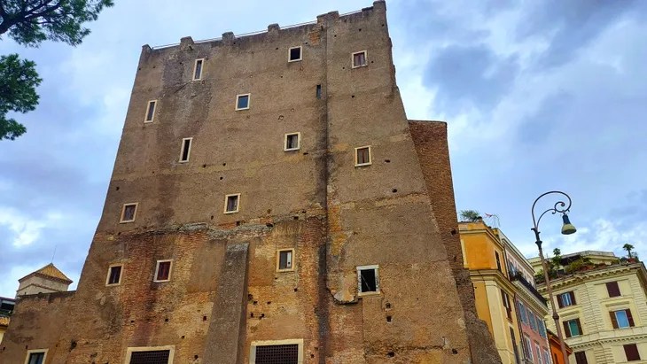 Video: Se derrumbó la Torre dei Conti en Roma y dejó varios&nbsp;heridos