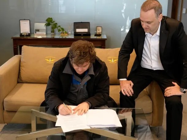 Milei volvió de Noruega y firmó el proyecto de reforma laboral para que sea tratado en el&nbsp;Congreso