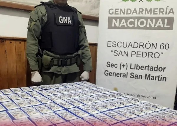 Viajaban de Pichanal con miles de dólares truchos pegados bajo la ropa