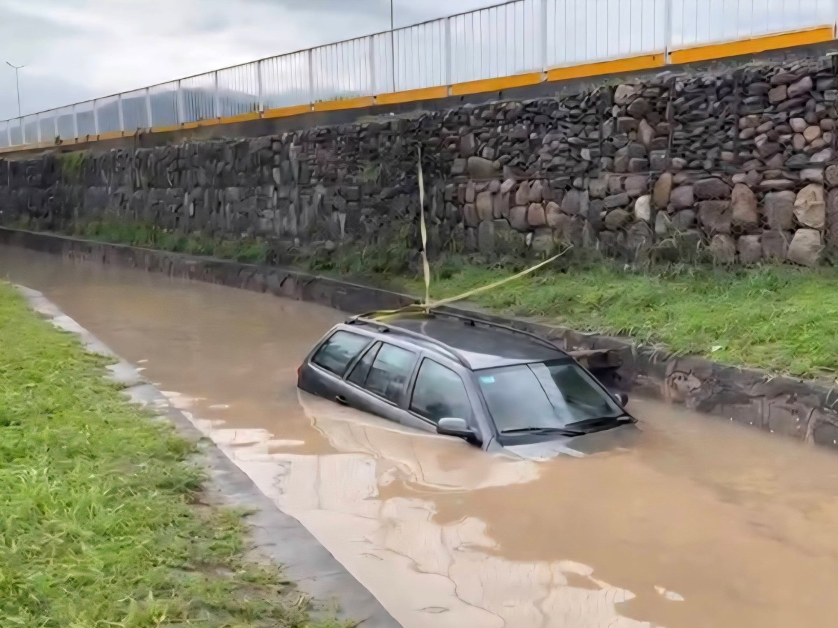 Barrio 13 de Abril: el GPS lo guió mal y terminó dentro de un&nbsp;canal