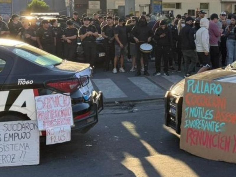 Crisis policial en Santa Fe: agentes protestan por mejoras salariales y se enfrentaron con otros&nbsp;policías