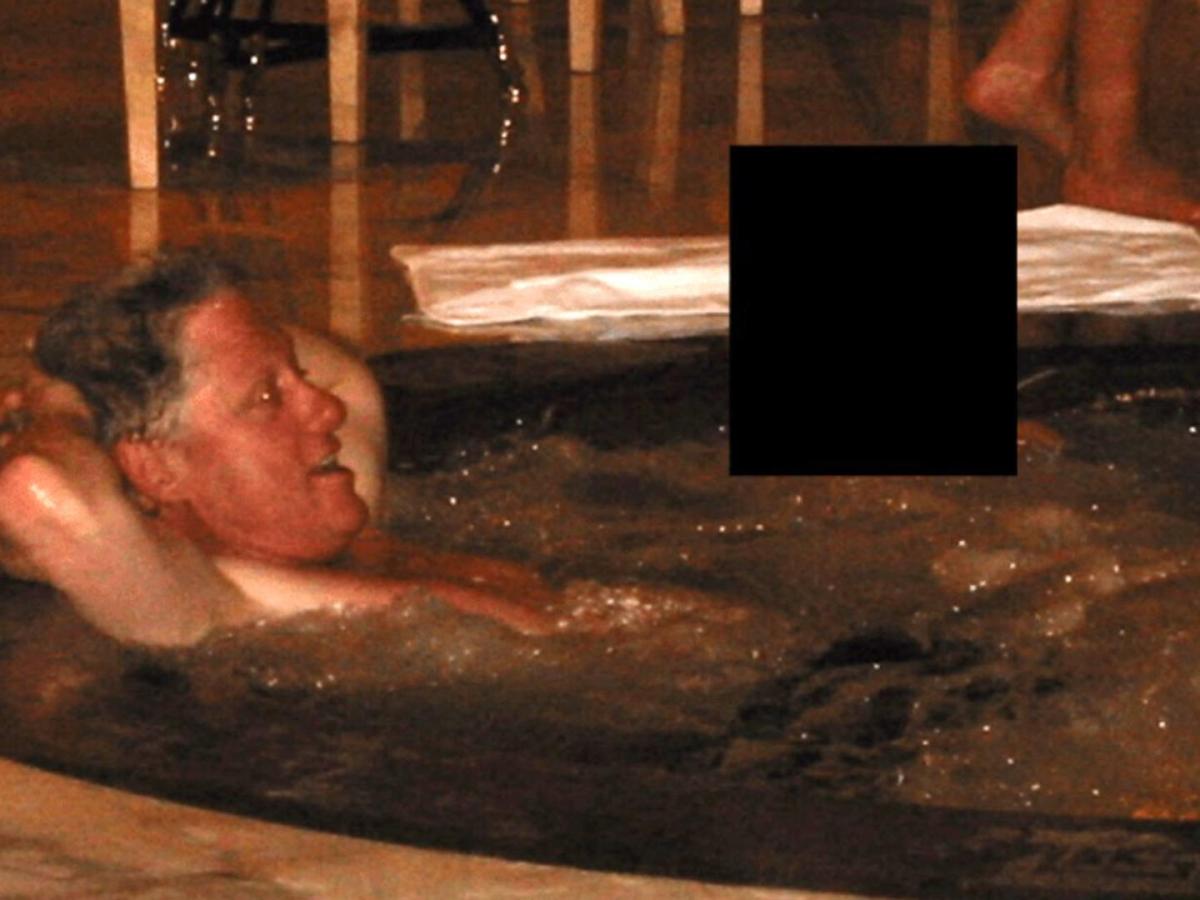 La reacción viral de Bill Clinton cuando le mostraron sus fotos en el jacuzzi de Jeffrey&nbsp;Epstein