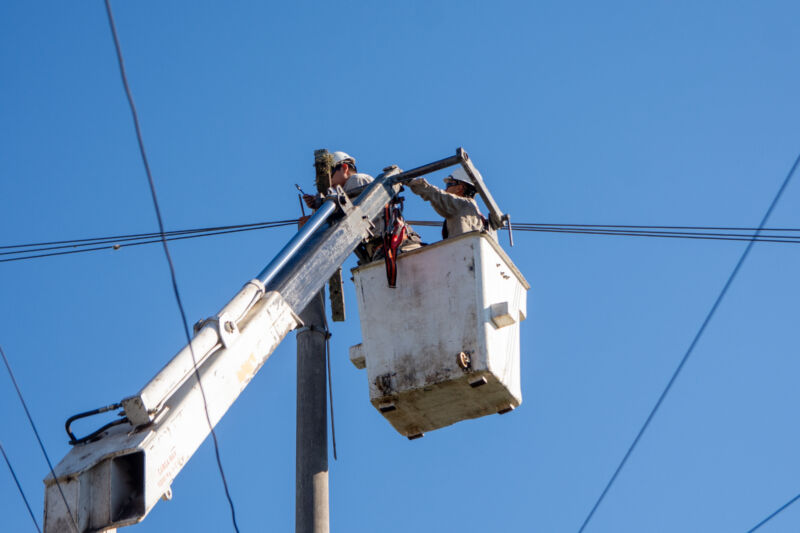 Falla en una línea de alta tensión dejó sin luz a localidades del Valle de Lerma