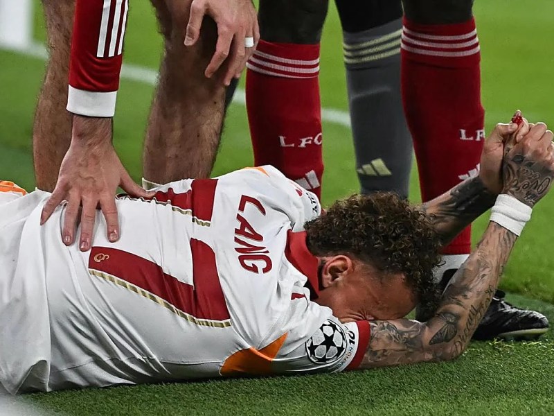 Champions League: un futbolista del Galatasaray casi pierde un dedo y quedó&nbsp;internado