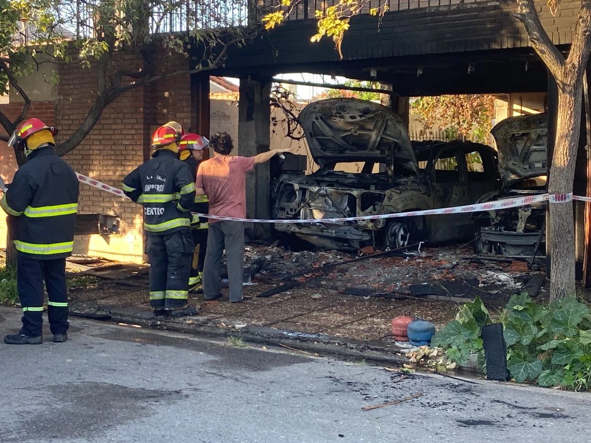 Incendio en Tres Cerritos: una vivienda sufrió pérdidas totales y dos autos quedaron&nbsp;destruidos