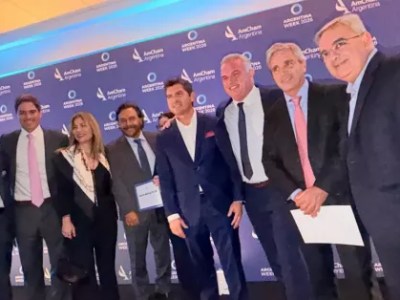 Gustavo Sáenz en la premiación de AmCham a los Campeones del&nbsp;RIGI