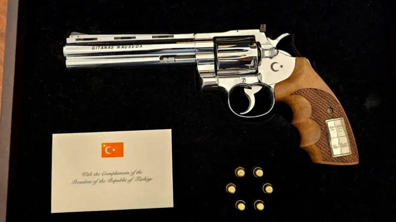 Un revólver con balas: qué han hecho los líderes de la OTAN con el insólito regalo que Erdogan les dio en Turquía