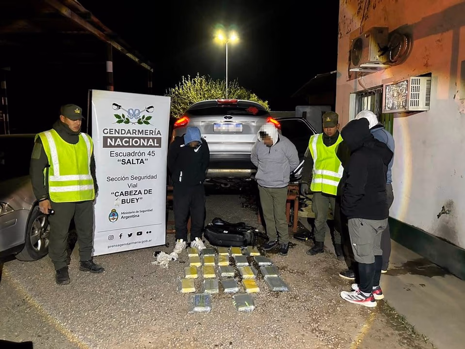 Más de 63 kilos de droga en rutas salteñas: uno quiso escapar y otros la ocultaron en el tanque