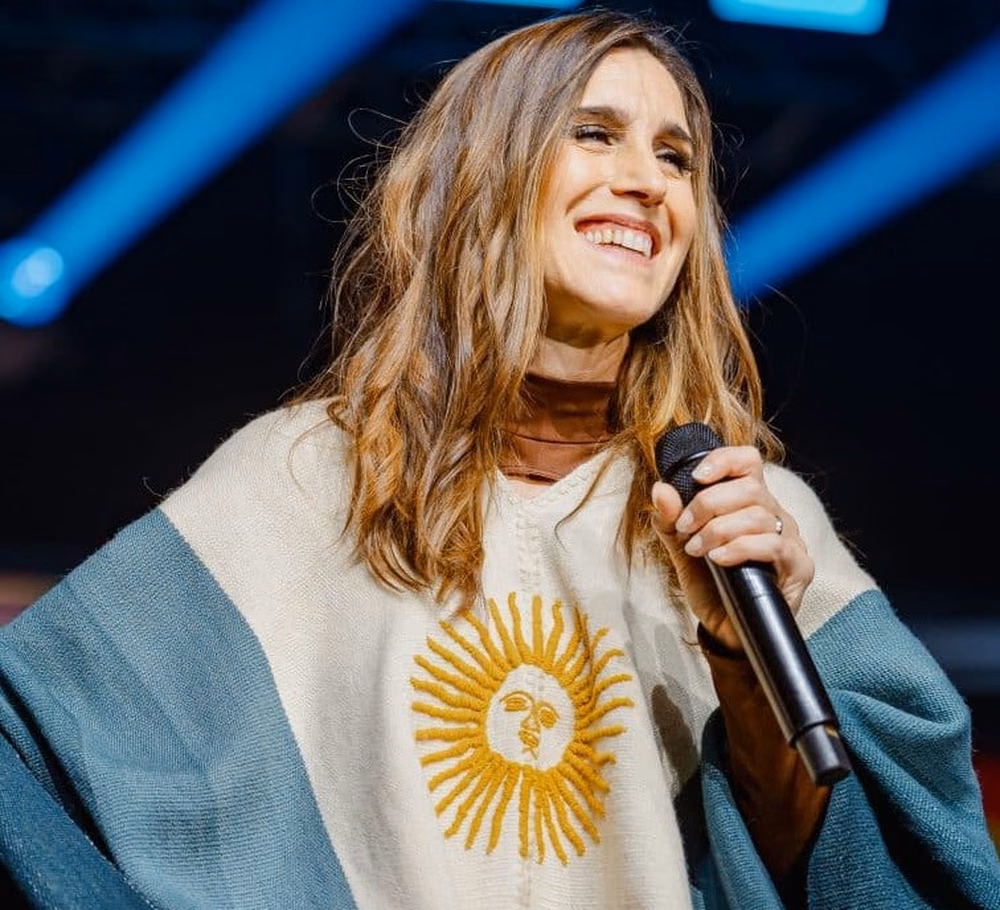 Cuánto cuesta el poncho argentino que usó la Sole, Lisandro Martínez y el Papa Francisco